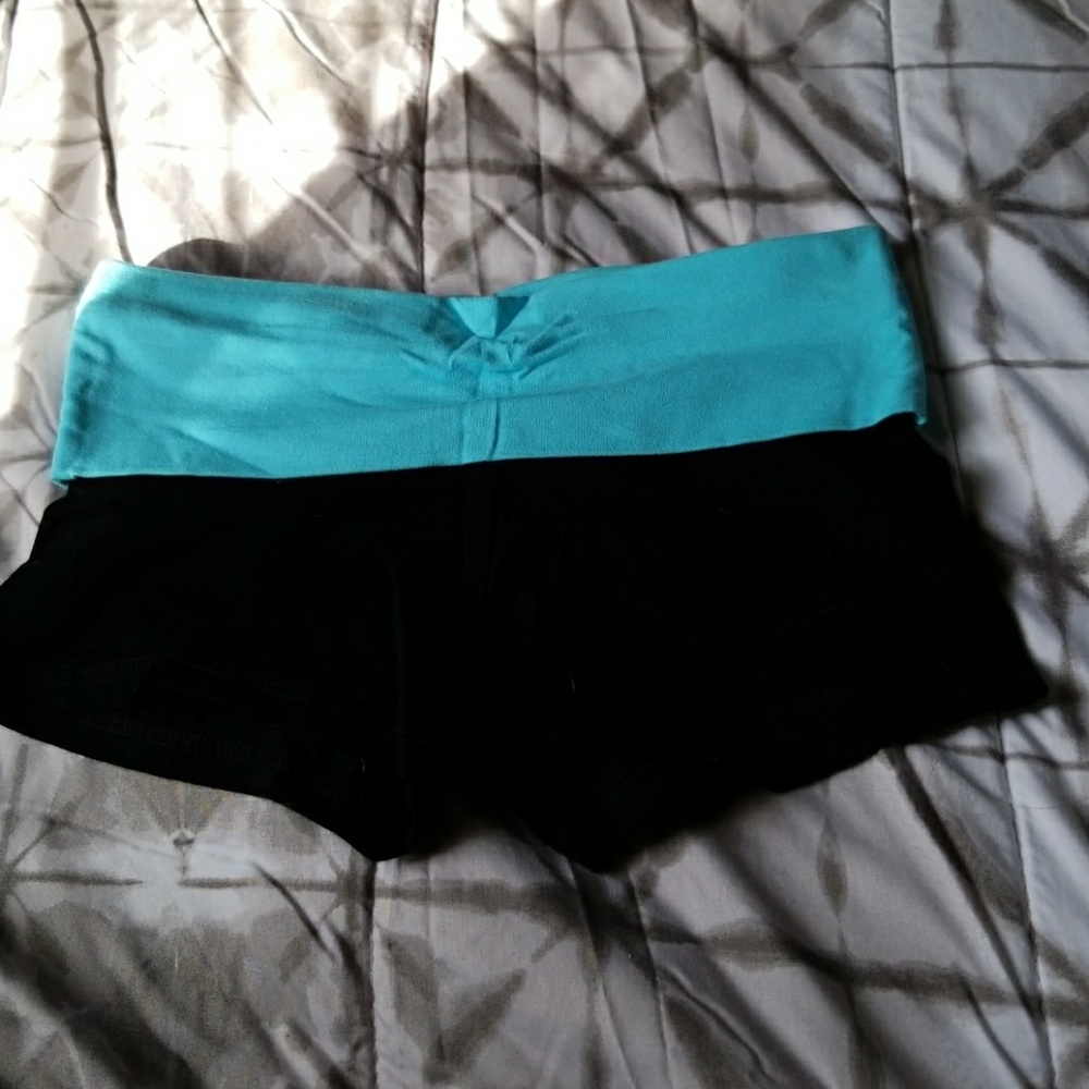 NWOT SO black and teal short yoga shorts